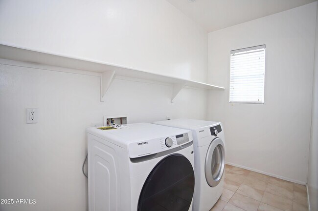 Building Photo - 1090 W Caroline Ln