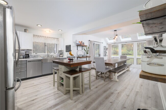 Building Photo - 266 Old Forge Rd