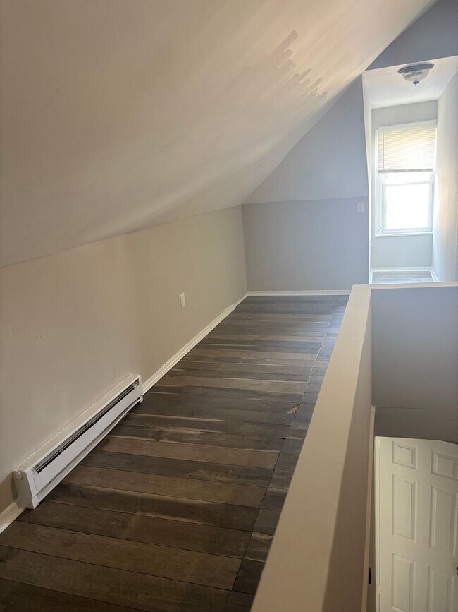 Building Photo - Charming 3-Bedroom Twin Home for Rent in L...