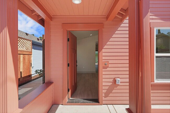 Building Photo - Beautifully Built 2/1 in North Oak Park Close to UC Davis + McGeorge Law School!