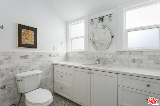 Building Photo - 4621 Oakwood Ave