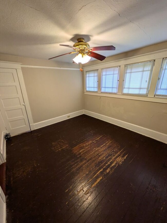 Building Photo - 2BD/1BA Second Floor Unit in Hickory