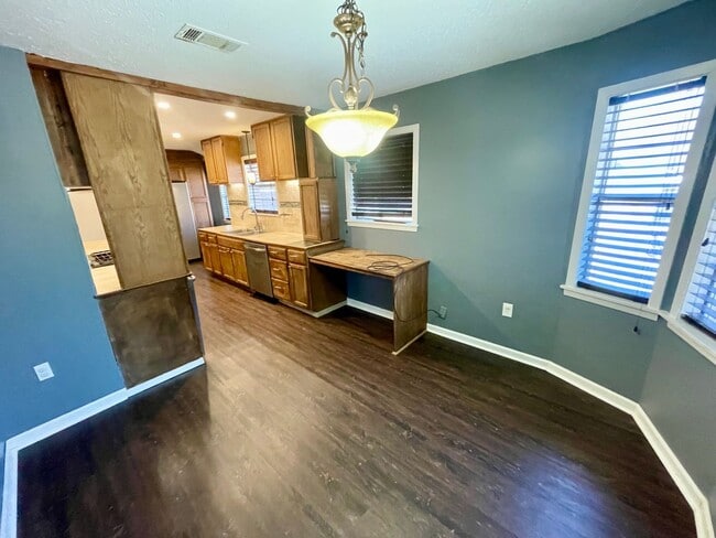 Building Photo - Spacious 4 bed 2 bath home for rent in Pearl!