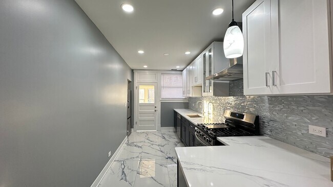 Building Photo - 5224 N Bernard St