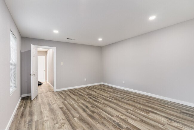 Building Photo - 4-Bedroom, 2-Bath Home in South Dallas with Convenient Access to Major Highways and City Amenities