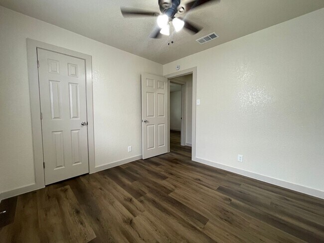 Building Photo - AVAILABLE NOW 2 BEDROOM 2 BATH DUPLEX IN S...