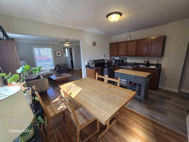 Building Photo - Charming 3-Bedroom, 1-Bath Duplex for Rent! VIDEO TOUR