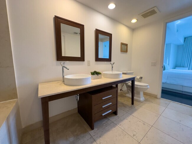Building Photo - 485 Brickell Ave