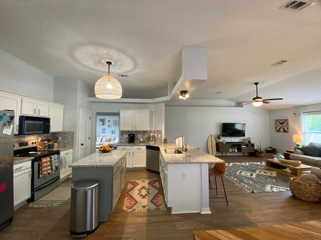Building Photo - 6486 Surfside Cove