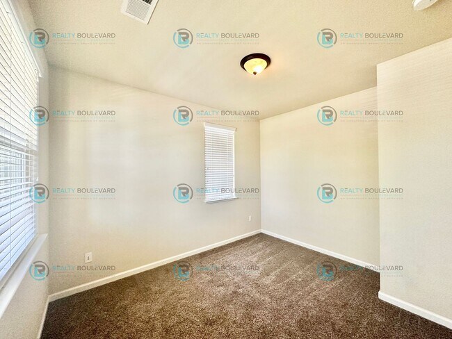 Building Photo - 3 Bedroom 2 Bathroom with Garage covered patio and beautiful yard!