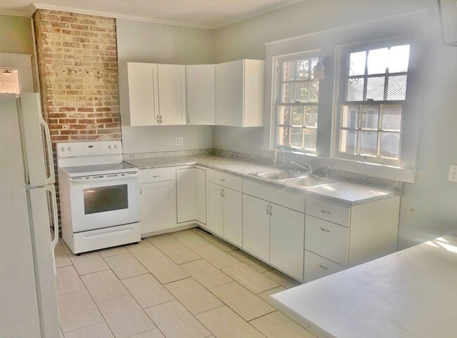 Building Photo - 401 Hoeppner Ln NE