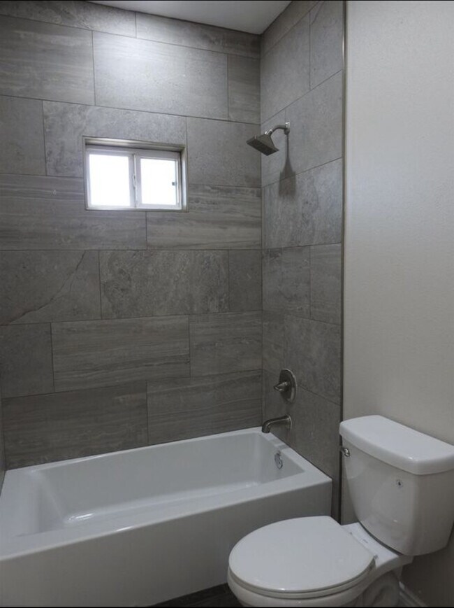 Building Photo - 400 Pitaya Ln