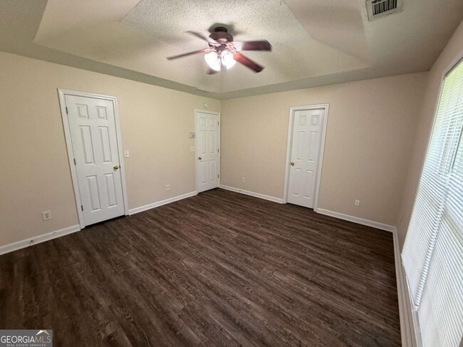 Building Photo - 211 Ravenwood Ct