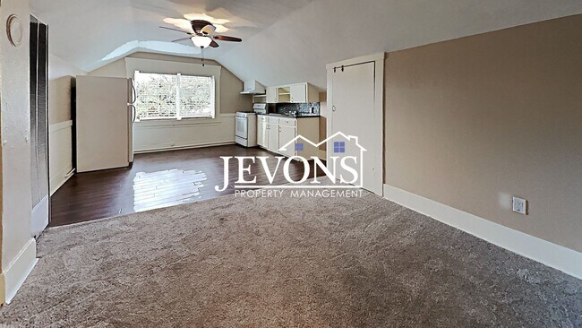 Building Photo - $300 Rent Credit - Well-kept ground-floor ...
