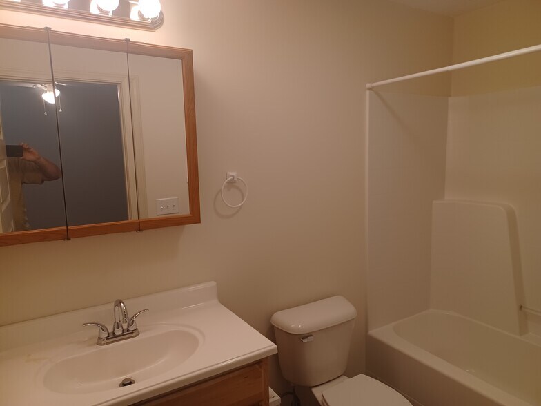 Building Photo - 811 Island View Dr