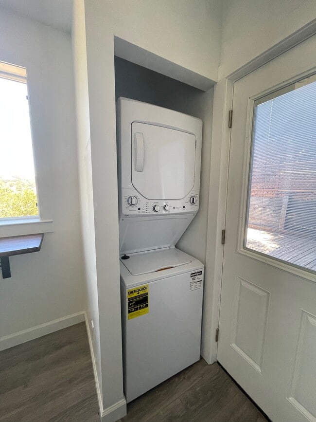 Building Photo - 252 Scenic Ave