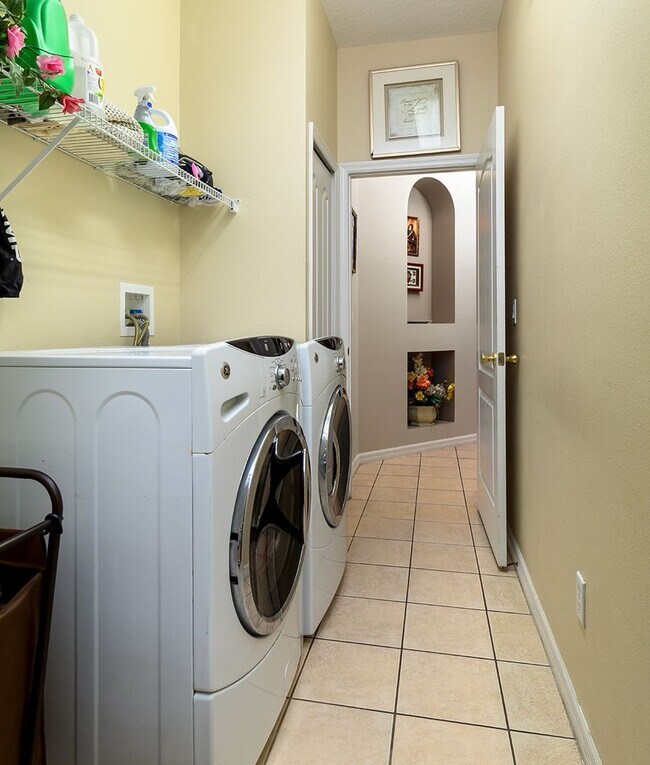 Building Photo - One story beauty in Errol Estates and Loca...