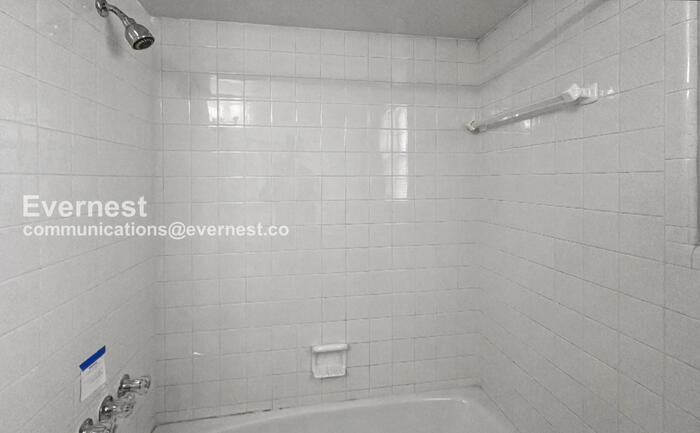 Building Photo - 400 Glen Crest Dr