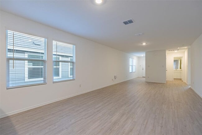 Building Photo - 240 Sambre St
