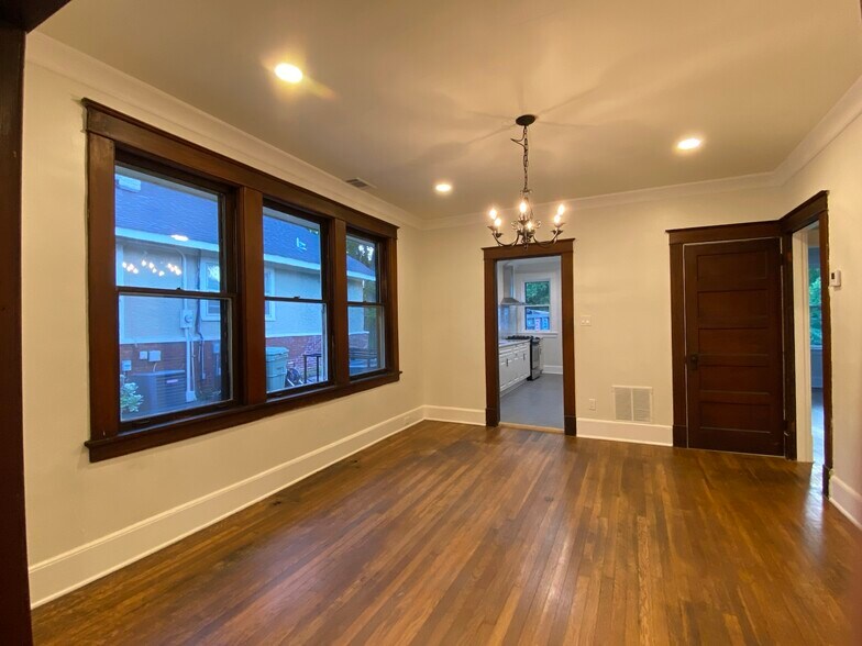 Dining room - 327 N Willett St