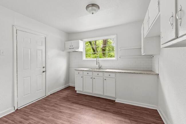 Building Photo - Charming and Newly Renovated 3 Bedroom 1 B...