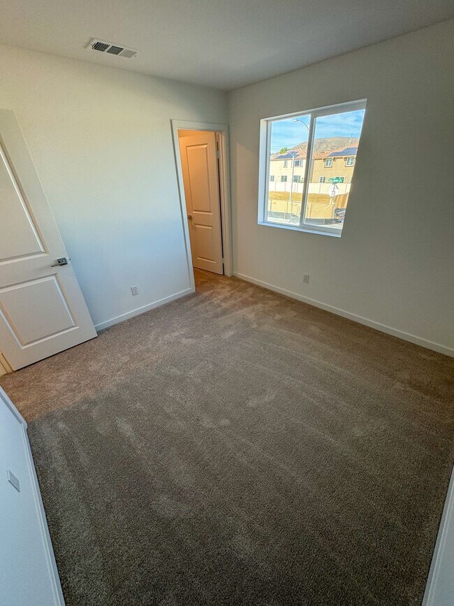 Building Photo - 5 bedroom Murrieta home for LEASE!