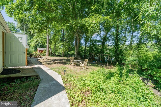 Building Photo - 18 Lakeside Dr