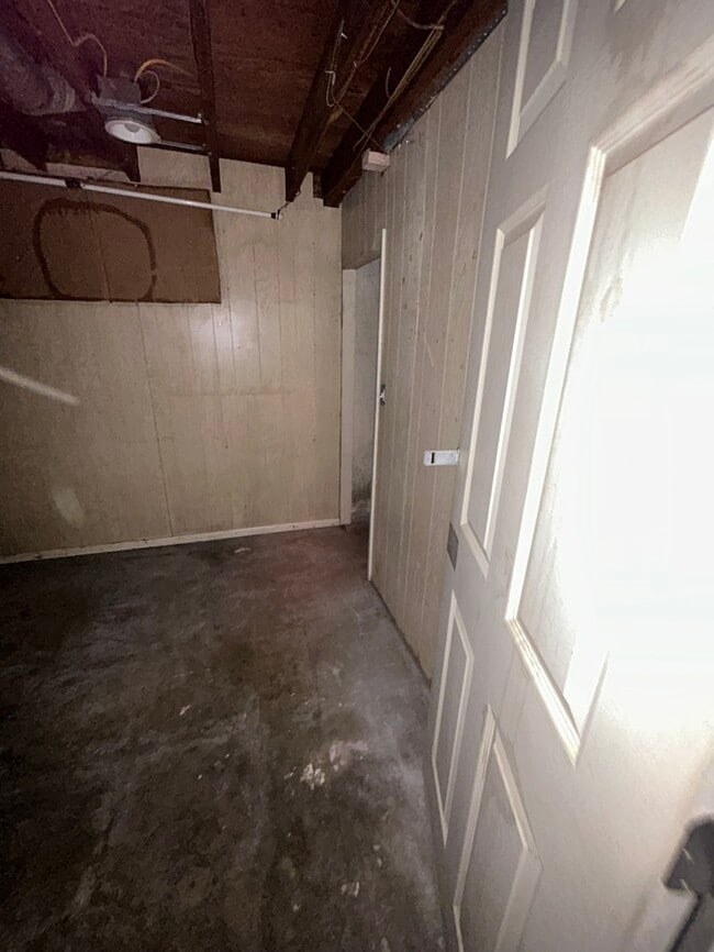 Building Photo - 2611 Meadowlane Dr