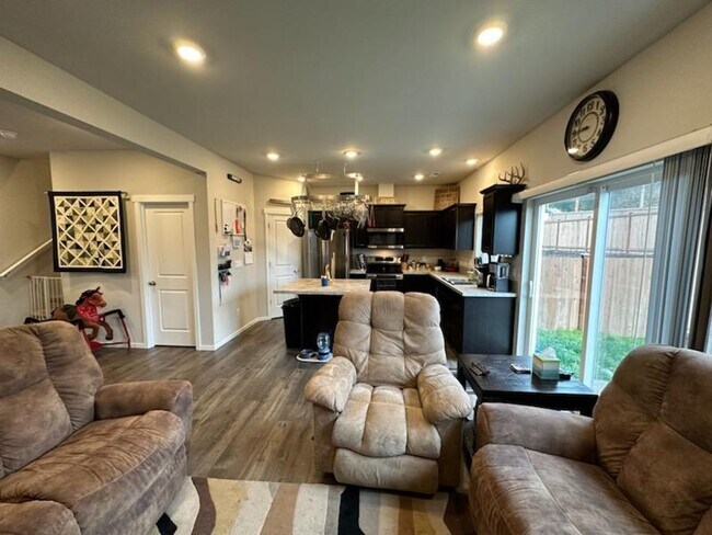 Building Photo - Large Bremerton Townhome