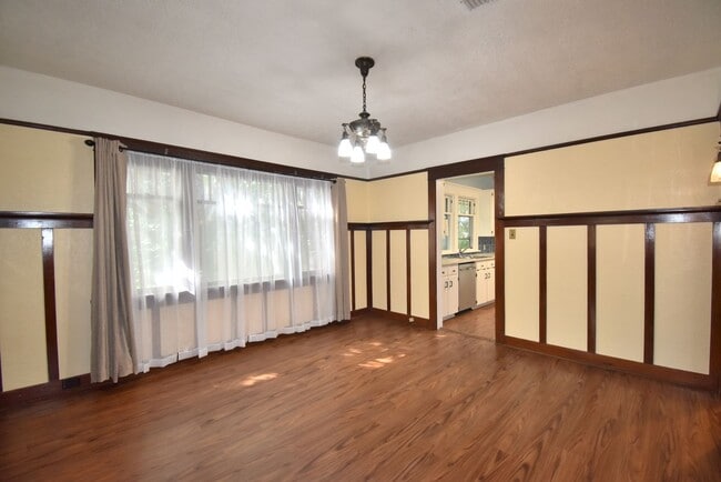 Building Photo - Beautiful Unique Home in Downtown Lebanon!
