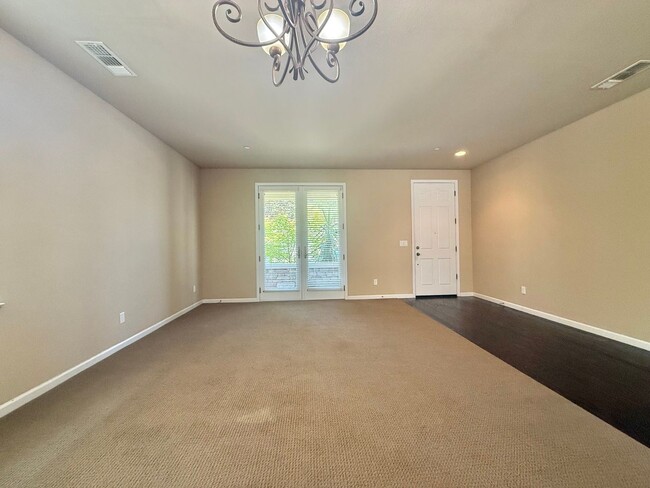 Building Photo - Charming 4 Bedroom Home in Springlake