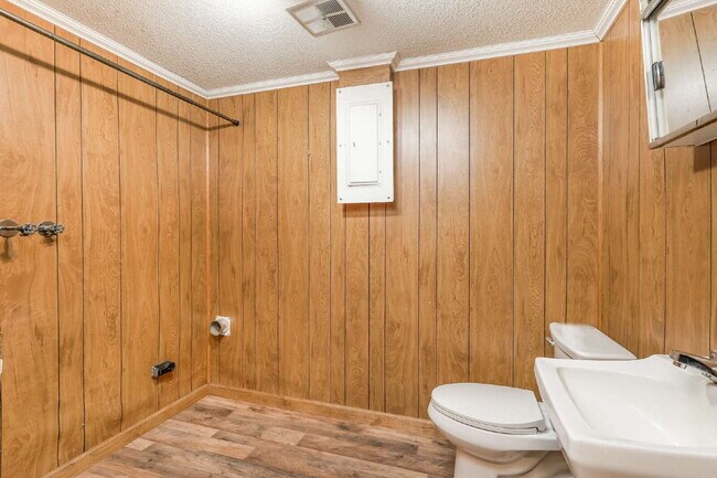 Building Photo - 3-Bed Plus 2 Bonus Rooms with Large Yard!
