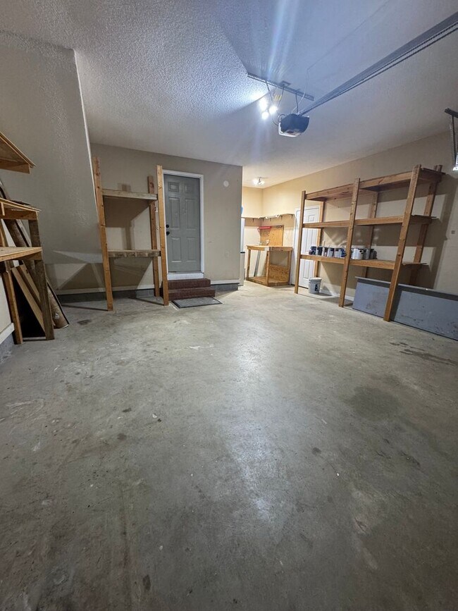Building Photo - 2000/3 br/2.5 ba/bonus room/office 2,330 sqft