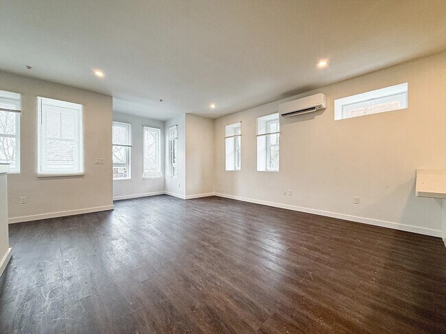 Building Photo - 71 Perrin St