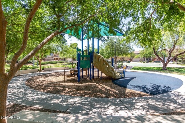 Building Photo - 2343 E Sunland Ave