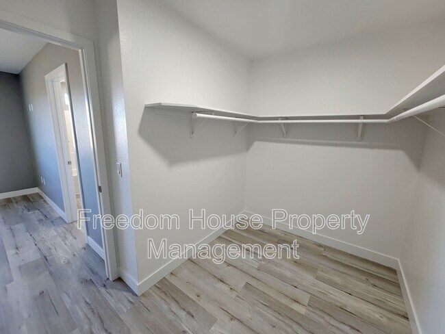 Building Photo - 831 Valiant Ave