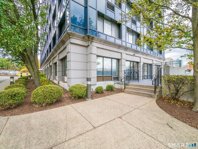 Building Photo - 300 Broad St