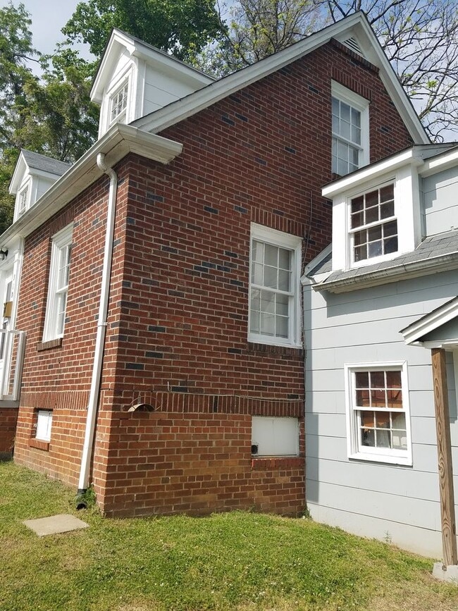 Building Photo - 310 Ridge St NW