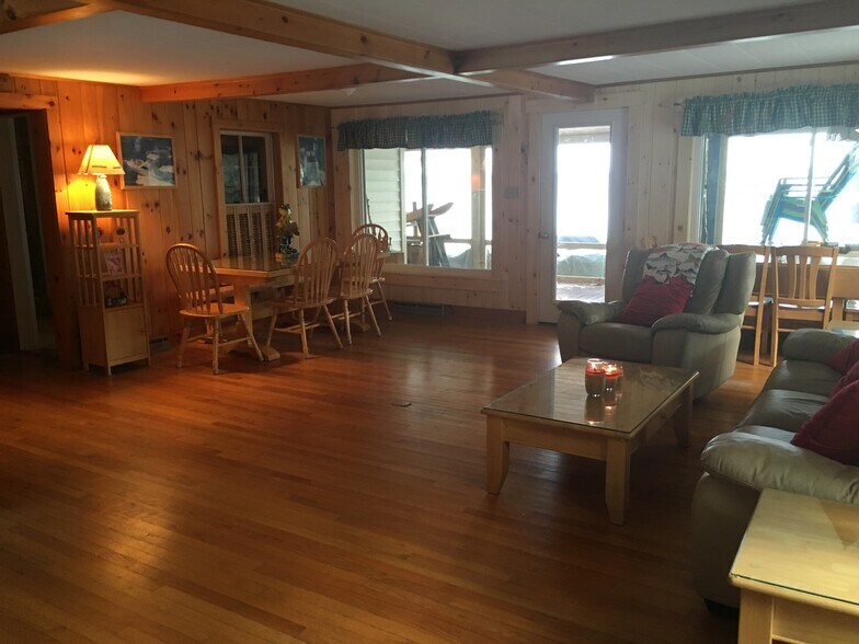 Building Photo - 685 Sebago Rd