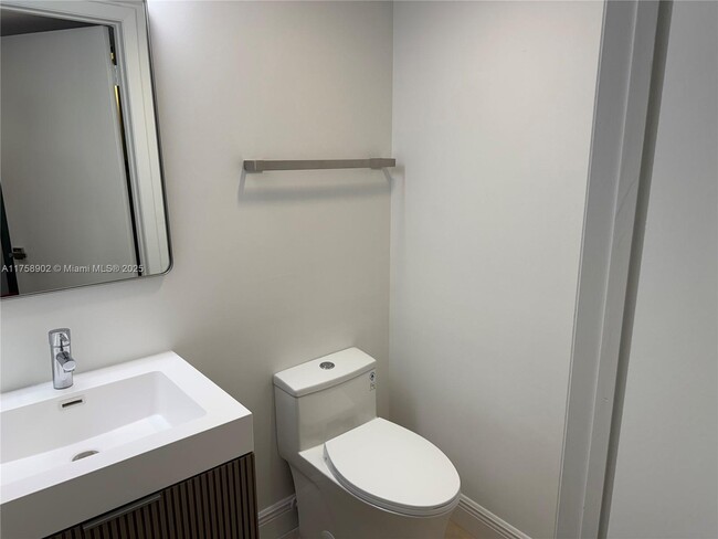 Building Photo - 540 Brickell Key Dr