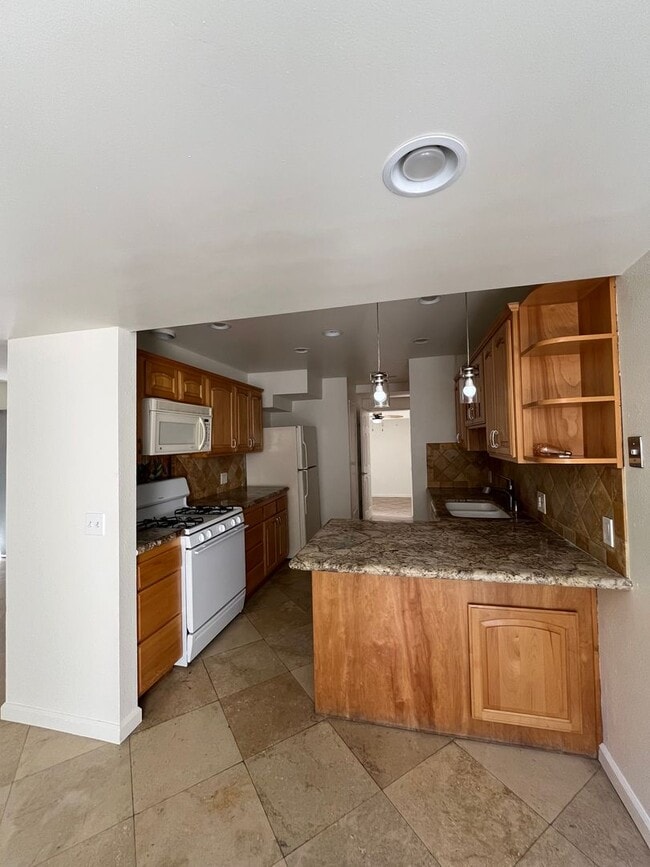 Building Photo - 4BR/2.5BA Two Story Condo Available
