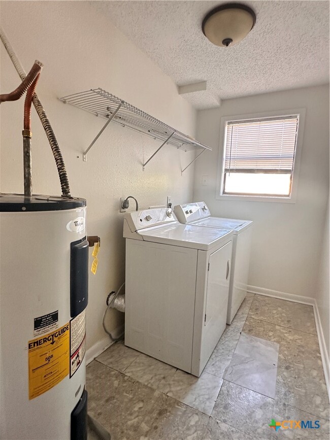 Building Photo - 899 Hillyer St