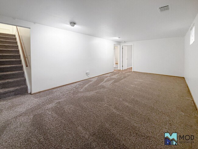 Building Photo - $0 DEPOSIT OPTION. CHARMING BRICK RANCH WITH FINISHED BASEMENT ON LARGE CORNER LOT NEAR DOWNTOWN ...