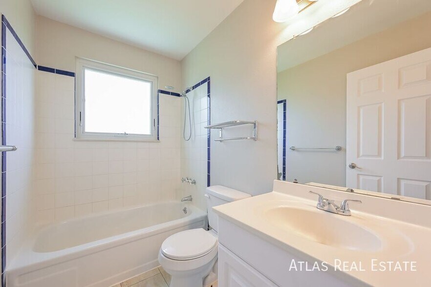 Building Photo - 17124 E Kent Dr