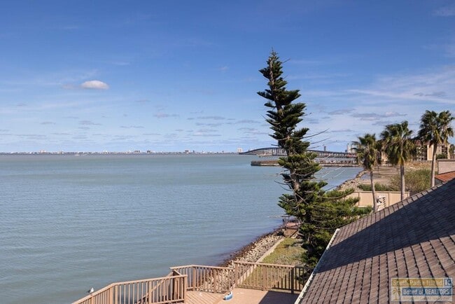 Building Photo - 618 N Shore Dr