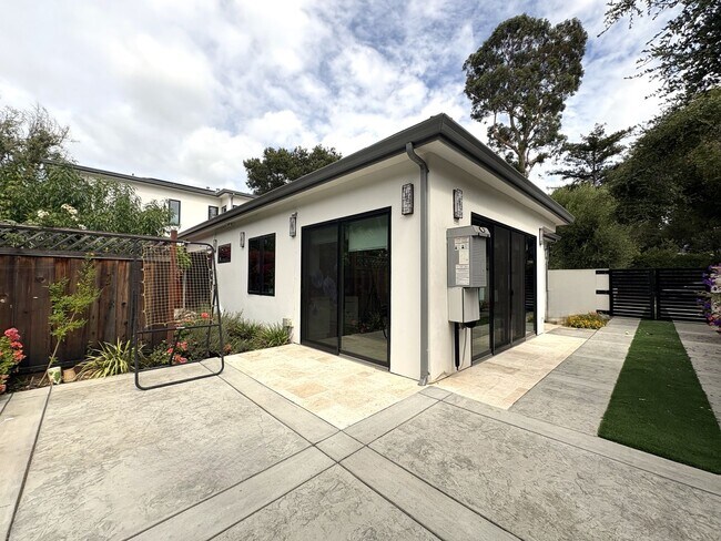 Building Photo - Bright, Modern & Beautiful – 3BR Home in M...