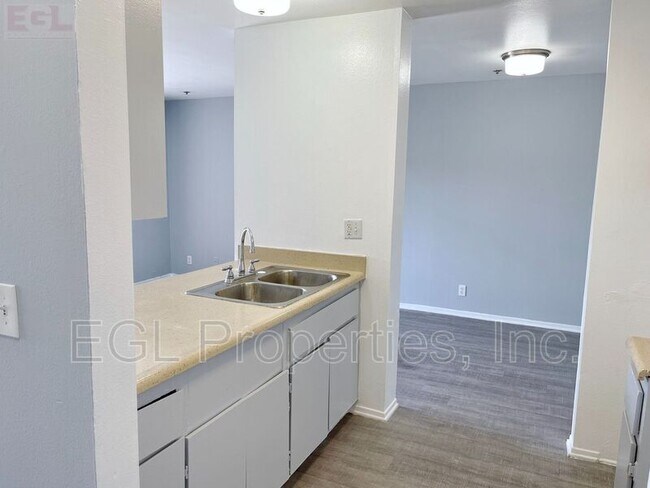 Building Photo - 1507 N Durant St