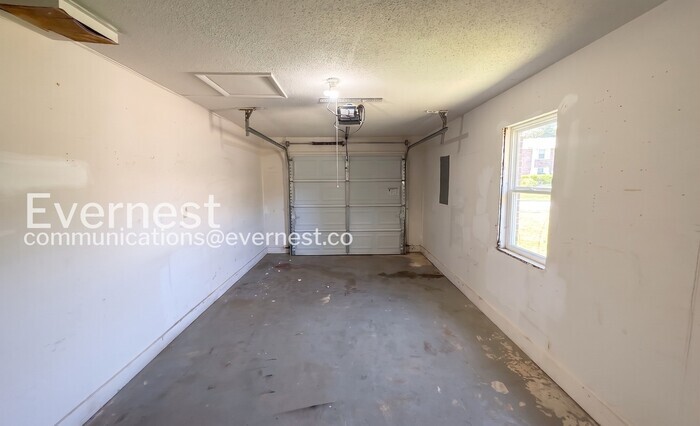 Building Photo - 3729 NW Millbrae Dr