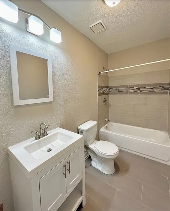 Building Photo - Welcome to this charming 3-bedroom, 2-bath...