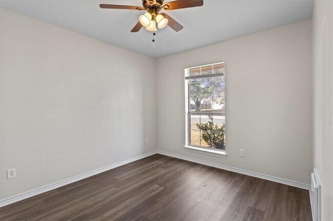 Building Photo - 806 Kalanchoe Ct